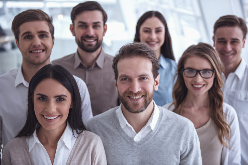 lidi fotící se na kameru